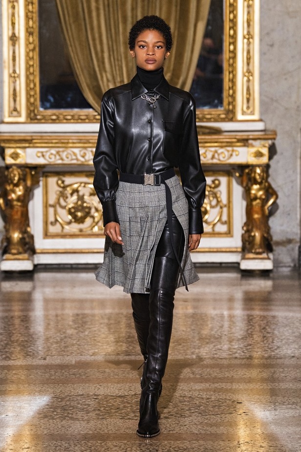 عرض ازياء ارمانو سيرفينو لموضة خريف وشتاء 2021-2022