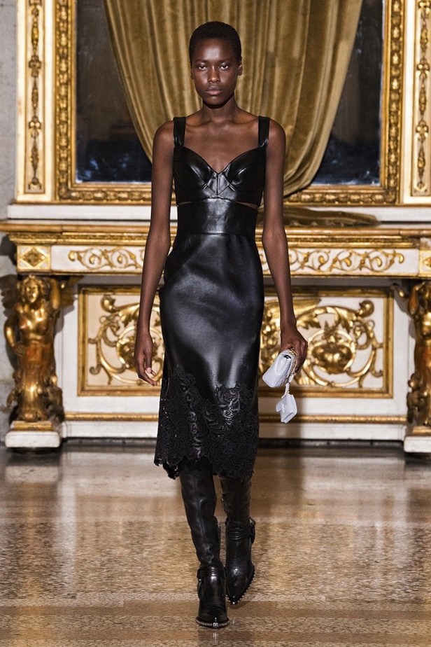 عرض ازياء ارمانو سيرفينو لموضة خريف وشتاء 2021-2022