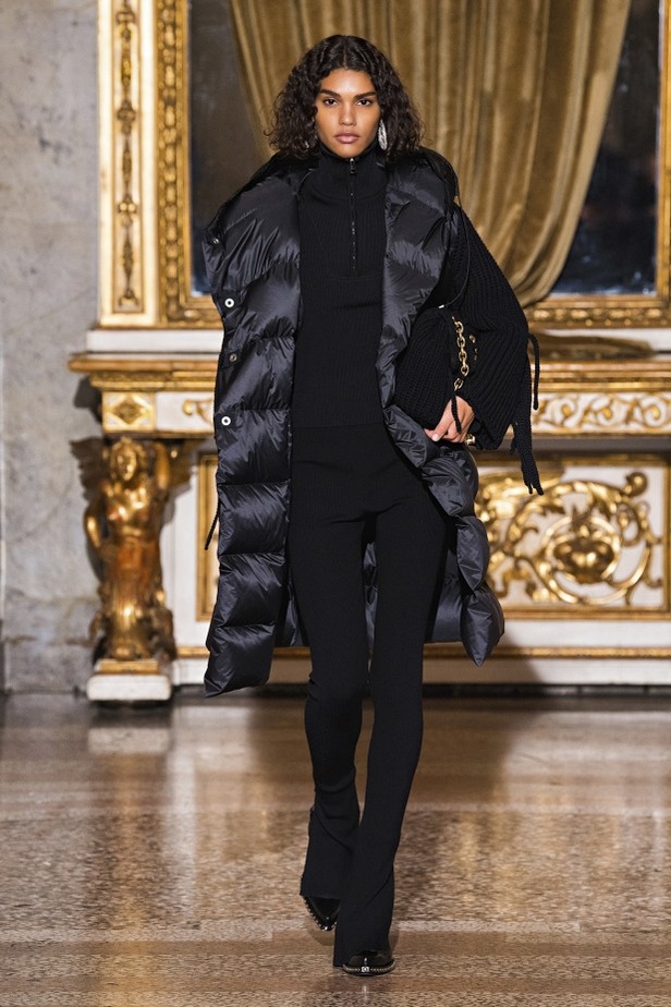 عرض ازياء ارمانو سيرفينو لموضة خريف وشتاء 2021-2022