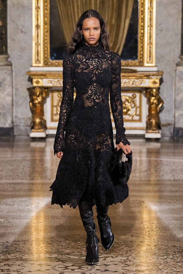 عرض ازياء ارمانو سيرفينو لموضة خريف وشتاء 2021-2022