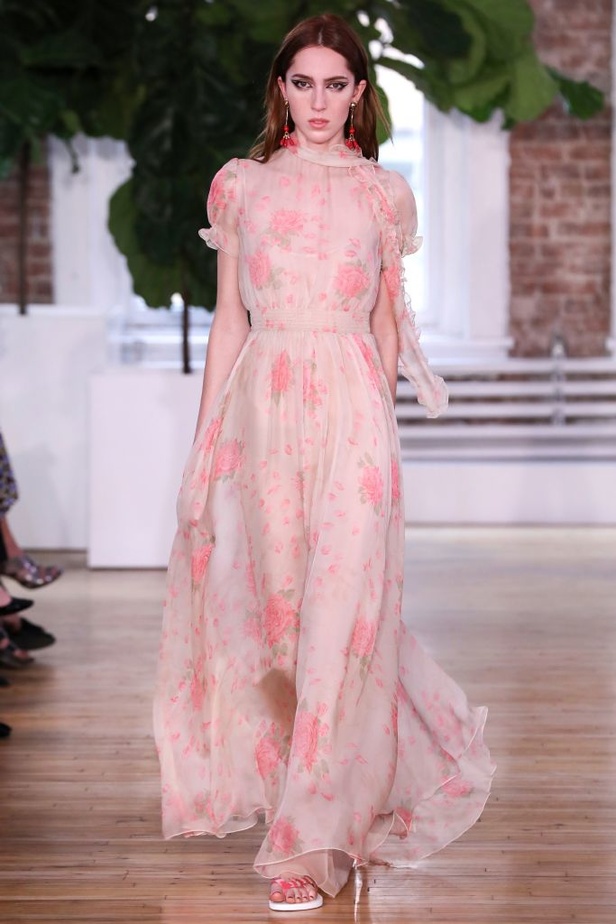 بالصور مجموعة ازياء فالنتينو ريزورت 2018