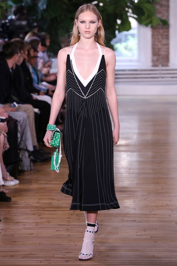 بالصور مجموعة ازياء فالنتينو ريزورت 2018