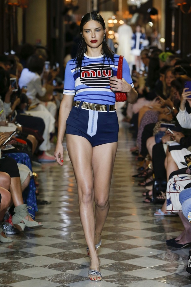 مزيج من العصرية والكلاسيكية في أحدث مجموعة لدار Miu Miu ريزورت 2019