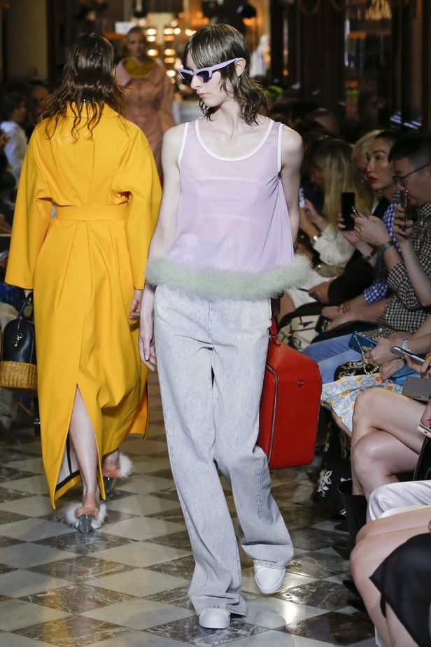 مزيج من العصرية والكلاسيكية في أحدث مجموعة لدار Miu Miu ريزورت 2019