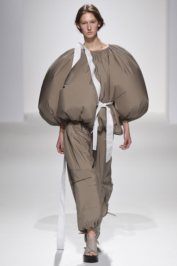 مجموعة Chalayan لربيع وصيف 2017