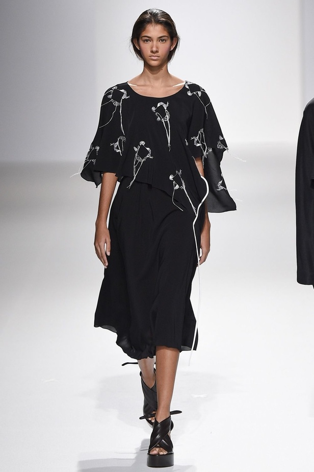 مجموعة Chalayan لربيع وصيف 2017