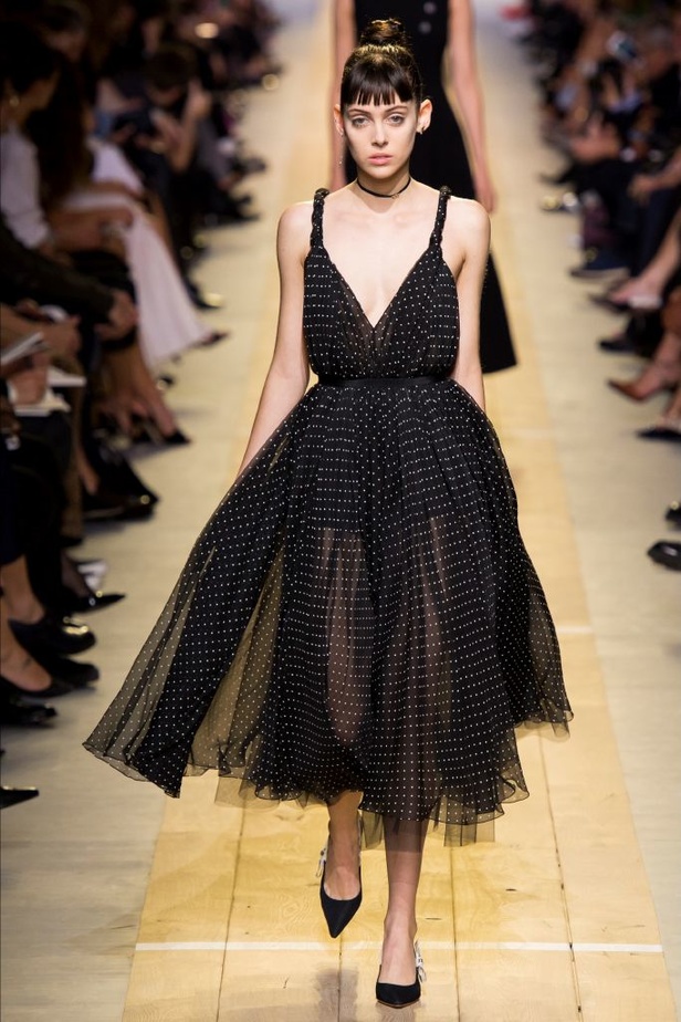 عرض أزياء "ديور" لموسم ربيع وصيف 2017