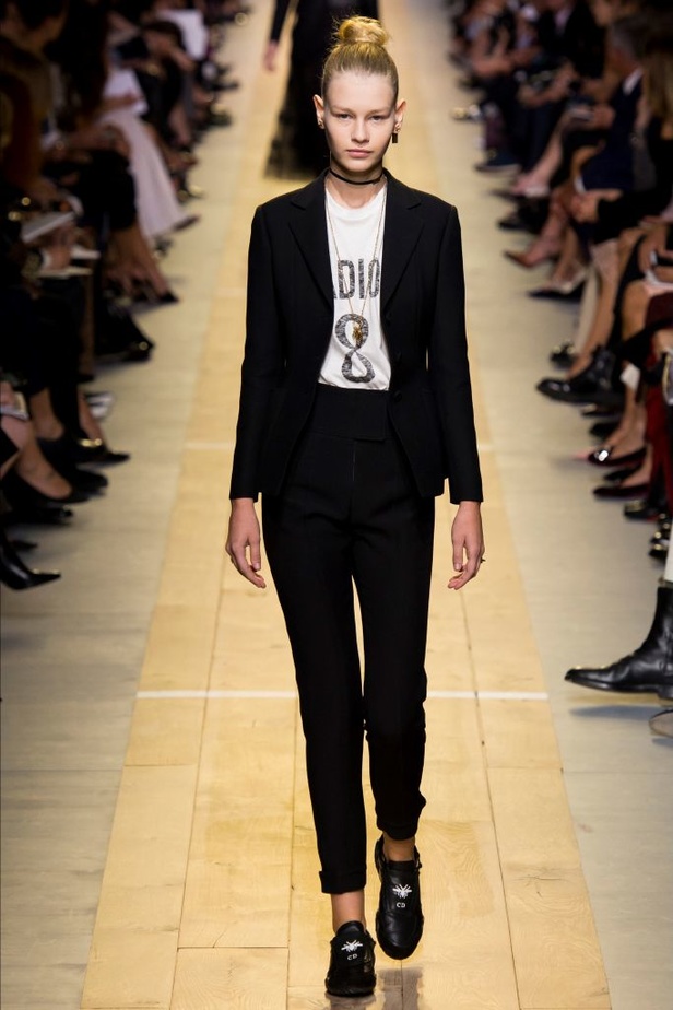 عرض أزياء "ديور" لموسم ربيع وصيف 2017