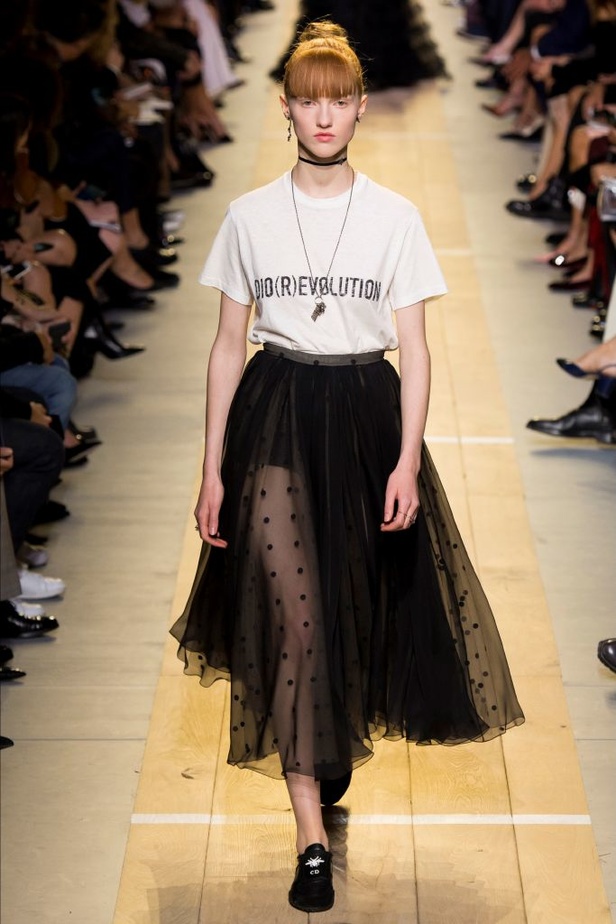 عرض أزياء "ديور" لموسم ربيع وصيف 2017