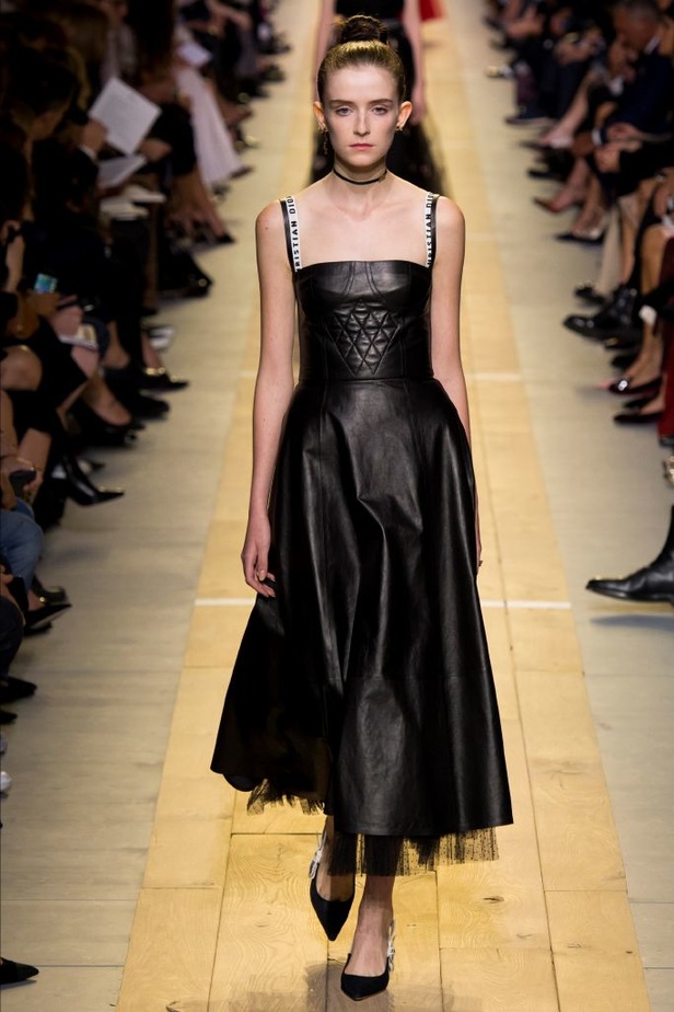 عرض أزياء "ديور" لموسم ربيع وصيف 2017