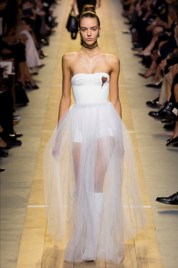 عرض أزياء "ديور" لموسم ربيع وصيف 2017