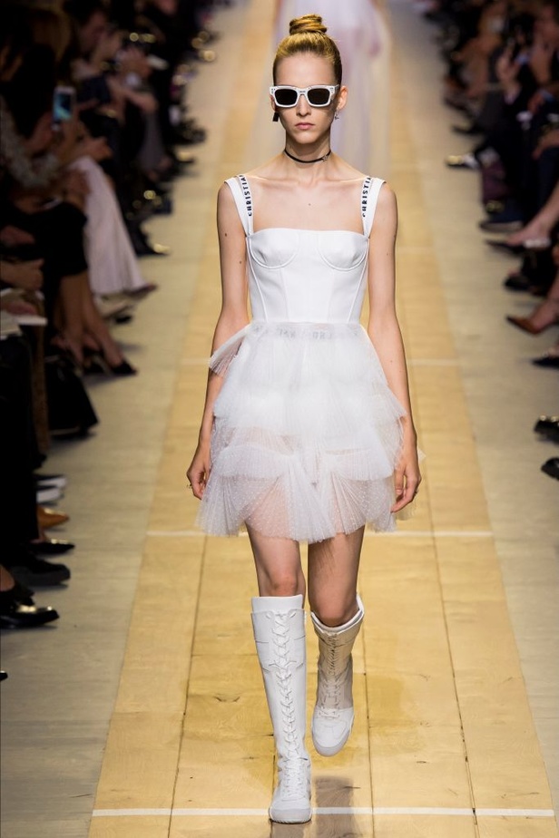 عرض أزياء "ديور" لموسم ربيع وصيف 2017