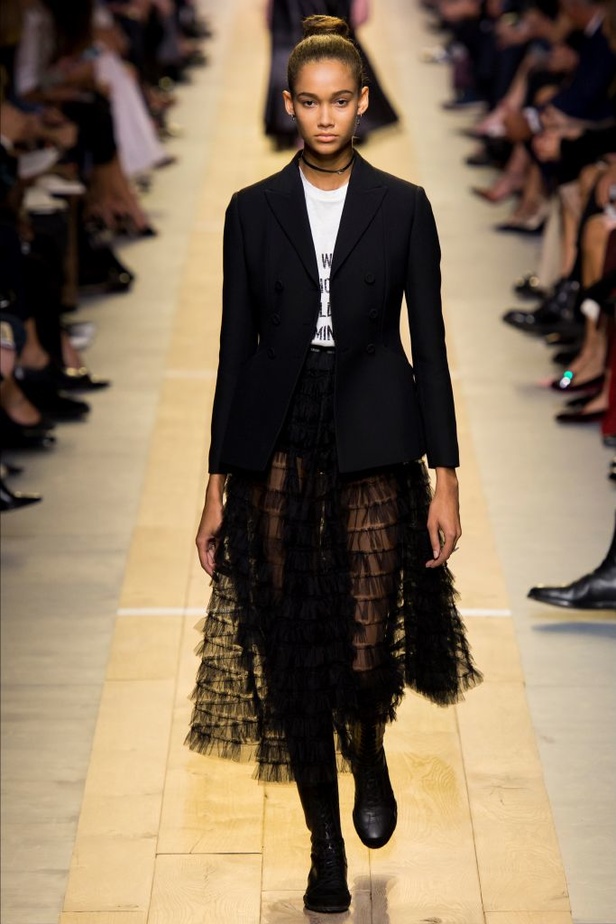 عرض أزياء "ديور" لموسم ربيع وصيف 2017