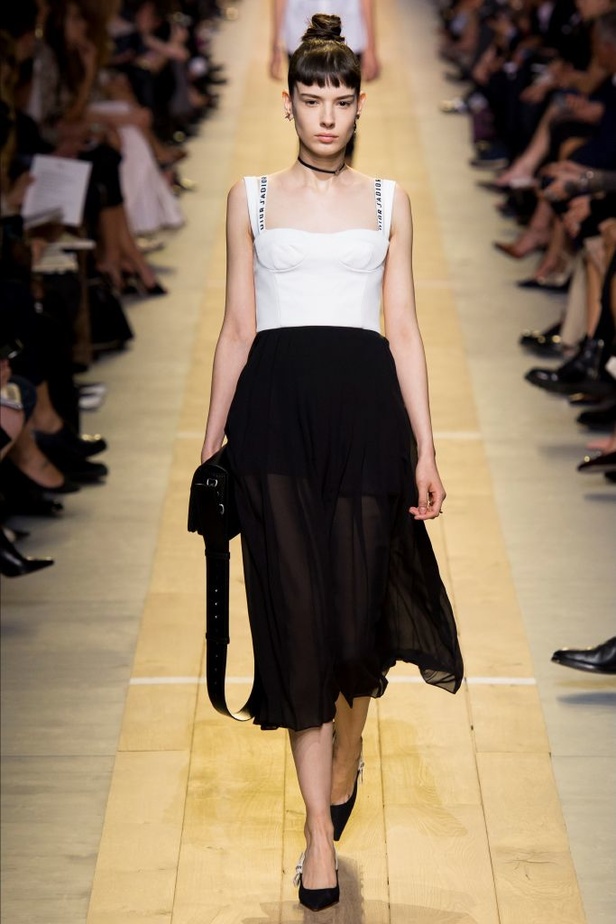 عرض أزياء "ديور" لموسم ربيع وصيف 2017