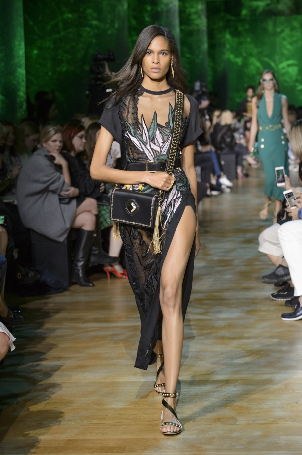 مجموعة ايلي صعب لربيع وصيف 2018 في باريس 