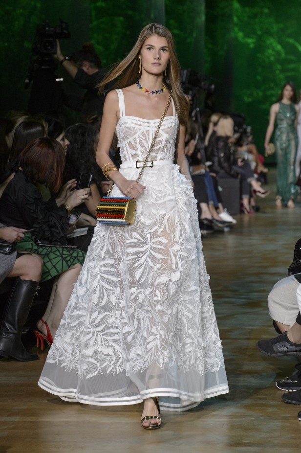 مجموعة ايلي صعب لربيع وصيف 2018 في باريس 