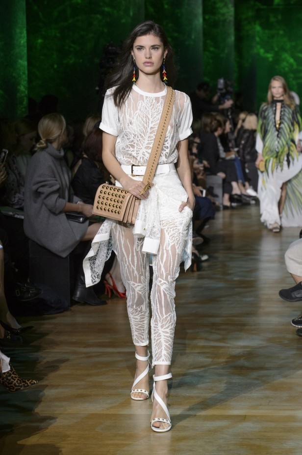 مجموعة ايلي صعب لربيع وصيف 2018 في باريس 