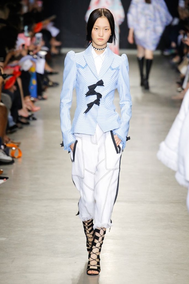 تصاميم وفساتين من عرض أندرو جي أن في اسبوع الموضة في باريس