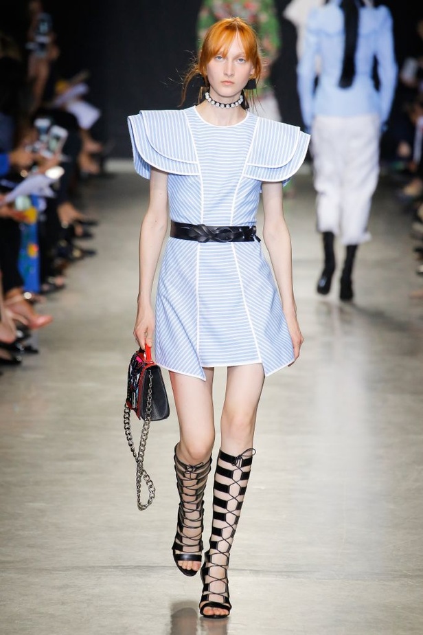 تصاميم وفساتين من عرض أندرو جي أن في اسبوع الموضة في باريس