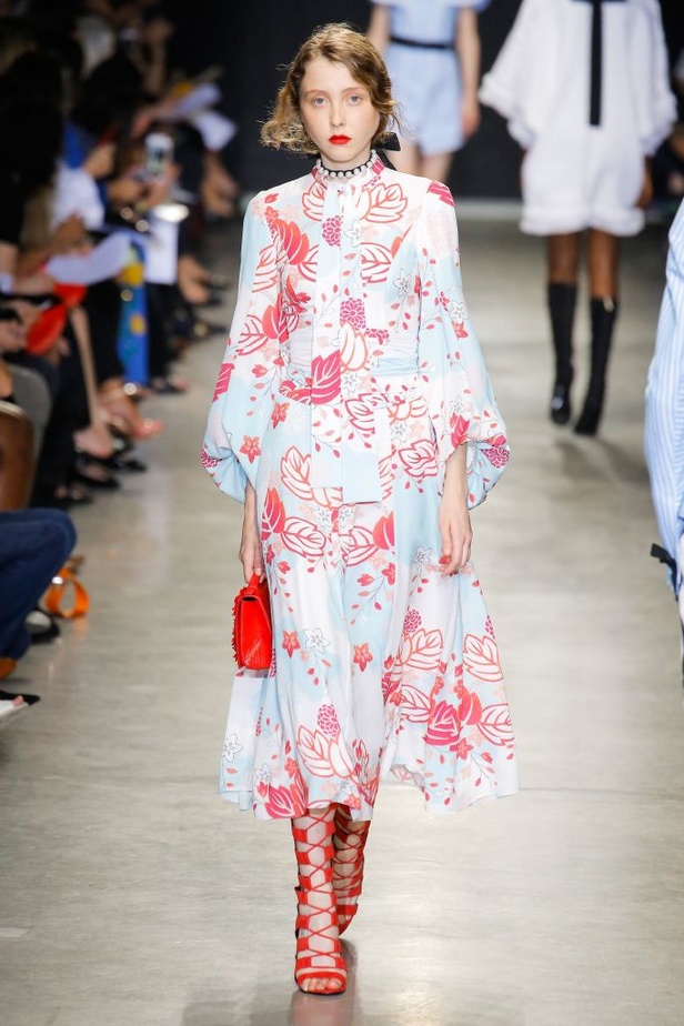 تصاميم وفساتين من عرض أندرو جي أن في اسبوع الموضة في باريس