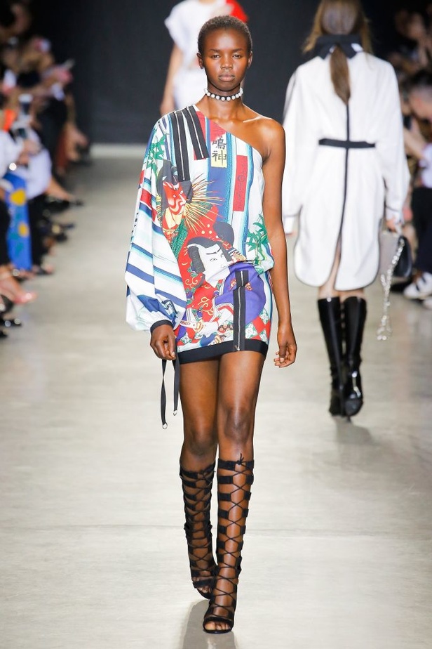 تصاميم وفساتين من عرض أندرو جي أن في اسبوع الموضة في باريس