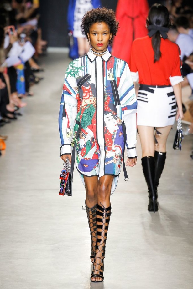 تصاميم وفساتين من عرض أندرو جي أن في اسبوع الموضة في باريس