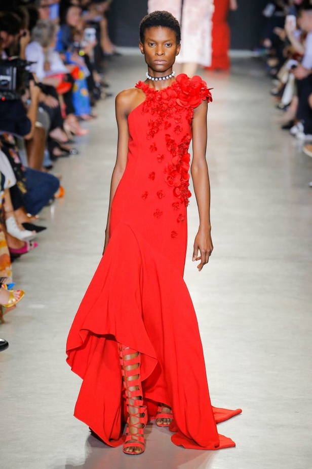 تصاميم وفساتين من عرض أندرو جي أن في اسبوع الموضة في باريس