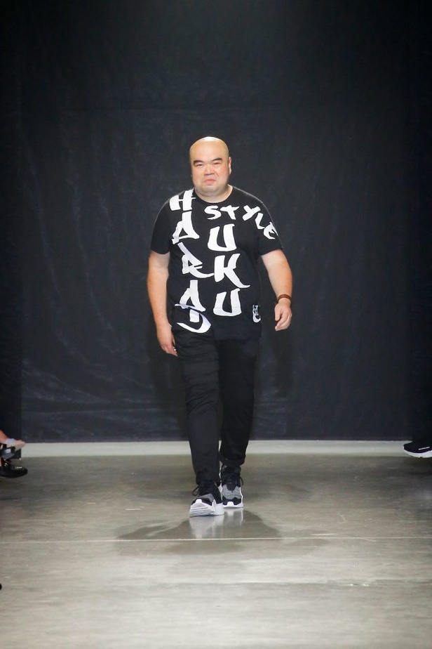 تصاميم وفساتين من عرض أندرو جي أن في اسبوع الموضة في باريس