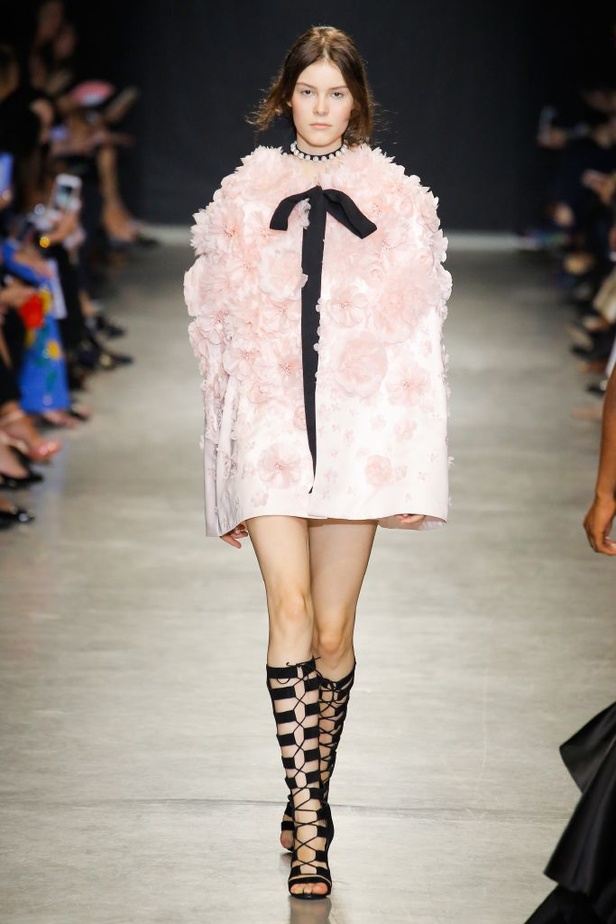 تصاميم وفساتين من عرض أندرو جي أن في اسبوع الموضة في باريس