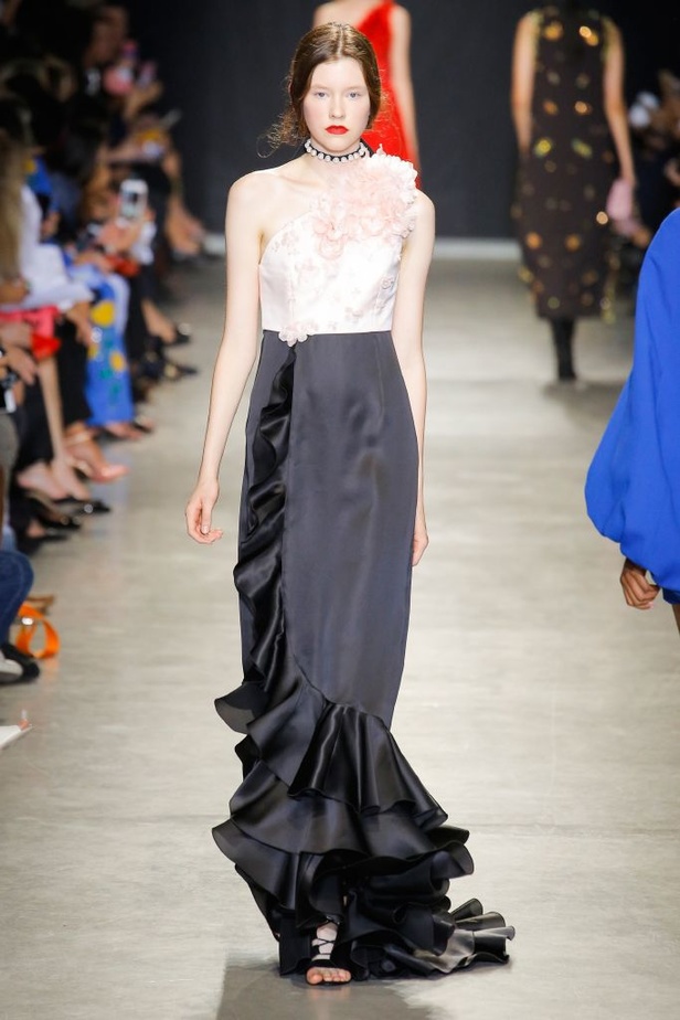 تصاميم وفساتين من عرض أندرو جي أن في اسبوع الموضة في باريس