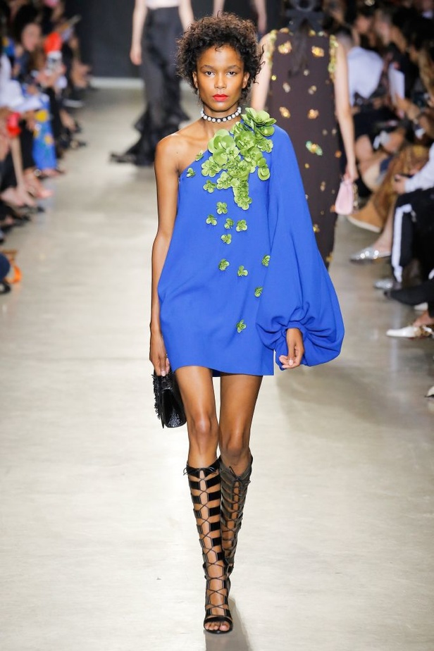 تصاميم وفساتين من عرض أندرو جي أن في اسبوع الموضة في باريس