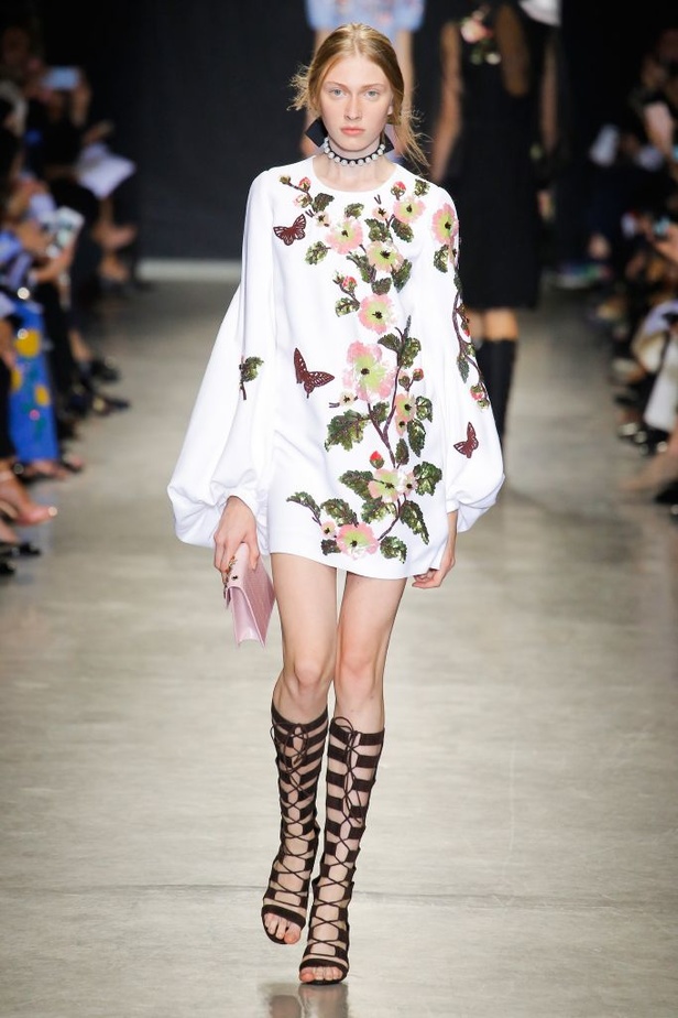 تصاميم وفساتين من عرض أندرو جي أن في اسبوع الموضة في باريس