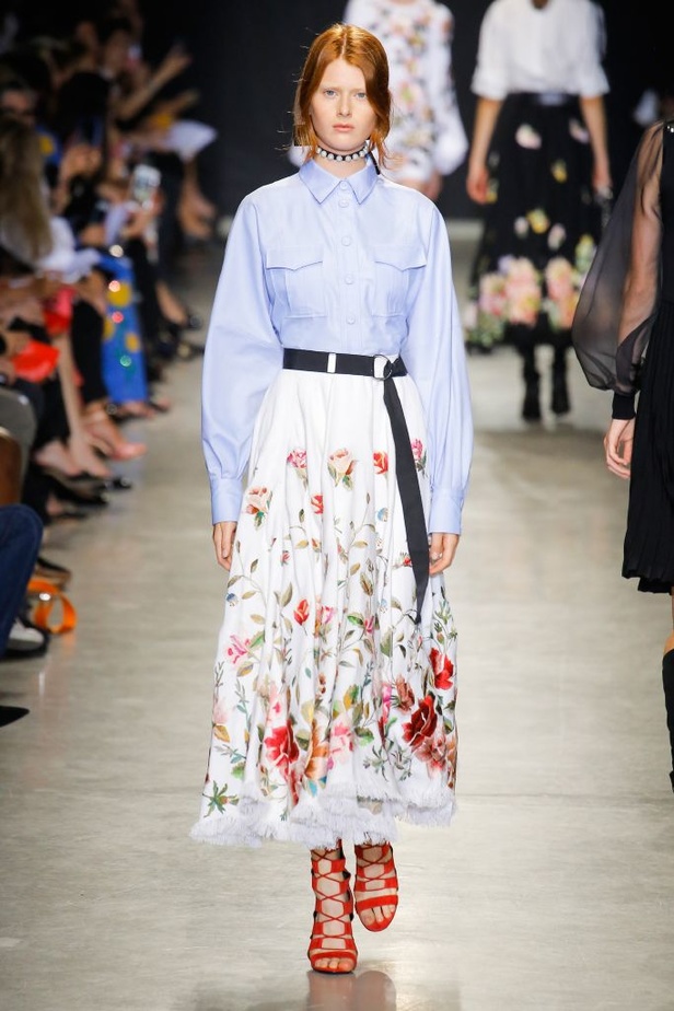 تصاميم وفساتين من عرض أندرو جي أن في اسبوع الموضة في باريس