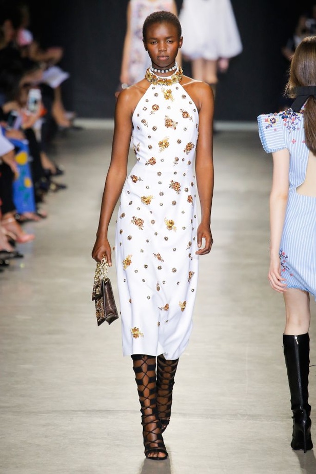 تصاميم وفساتين من عرض أندرو جي أن في اسبوع الموضة في باريس