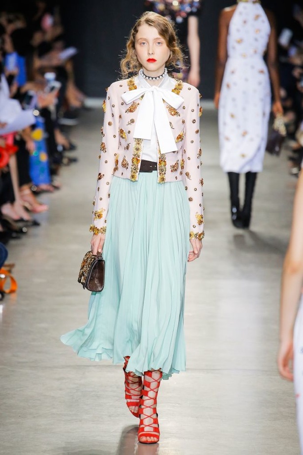 تصاميم وفساتين من عرض أندرو جي أن في اسبوع الموضة في باريس