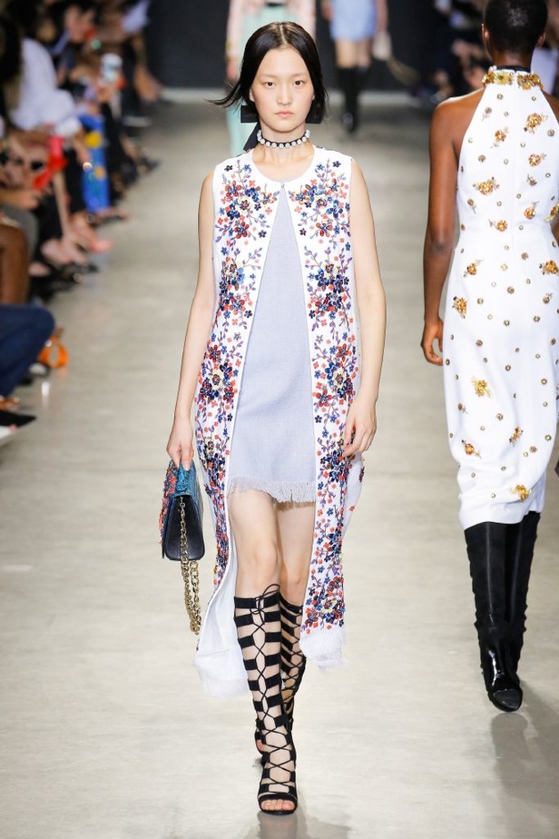 تصاميم وفساتين من عرض أندرو جي أن في اسبوع الموضة في باريس