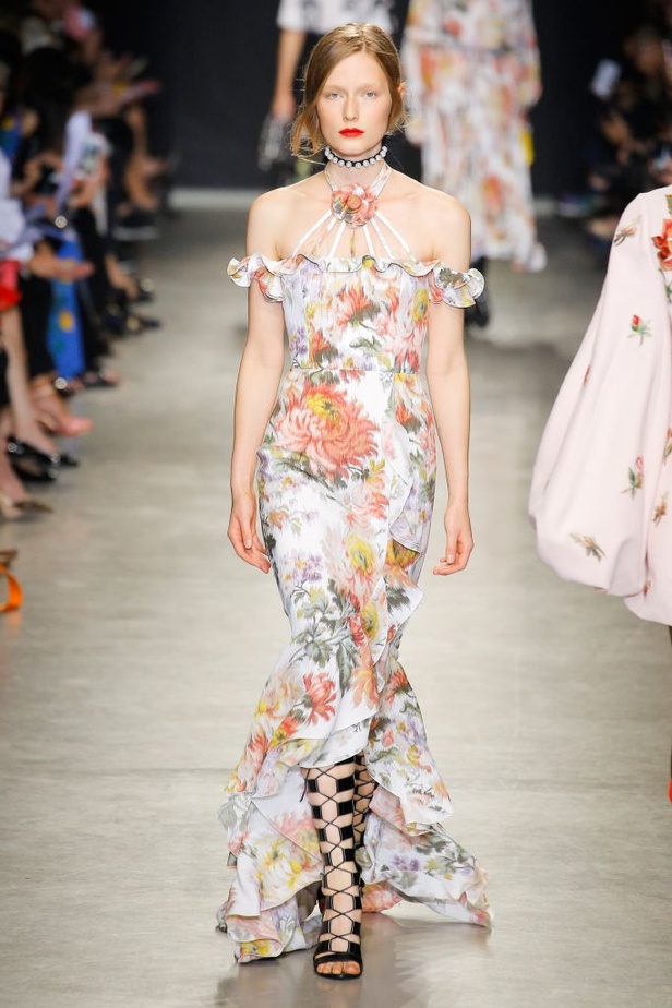 تصاميم وفساتين من عرض أندرو جي أن في اسبوع الموضة في باريس