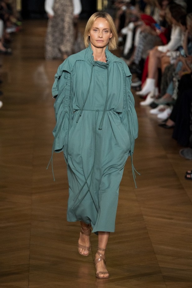 اسبوع الموضة في باريس 2019 مجموعة ستيلا مكارتني لربيع وصيف 2020