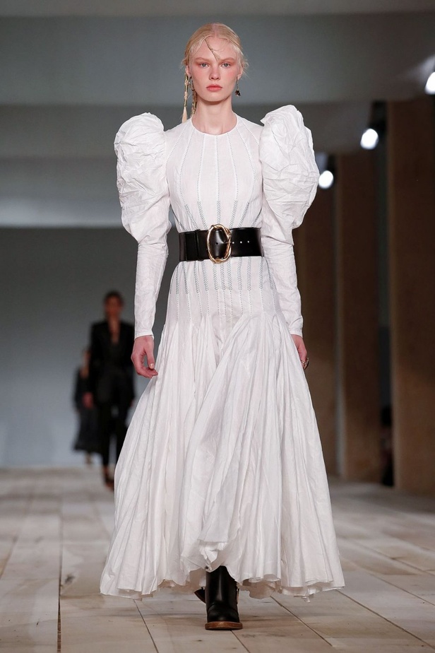 اسبوع الموضة في باريس 2019 مجموعة الملابس الجاهزة من ألكسندر ماكوين لربيع وصيف 2020