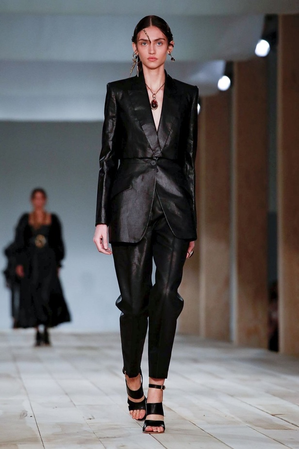 اسبوع الموضة في باريس 2019 مجموعة الملابس الجاهزة من ألكسندر ماكوين لربيع وصيف 2020