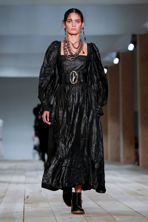 اسبوع الموضة في باريس 2019 مجموعة الملابس الجاهزة من ألكسندر ماكوين لربيع وصيف 2020