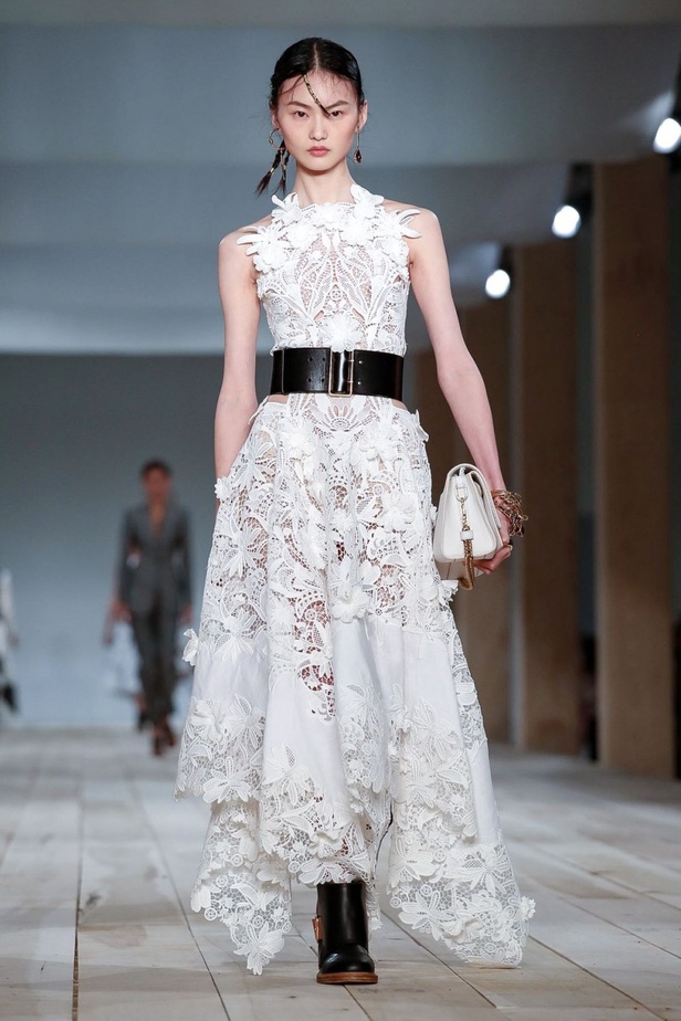 اسبوع الموضة في باريس 2019 مجموعة الملابس الجاهزة من ألكسندر ماكوين لربيع وصيف 2020