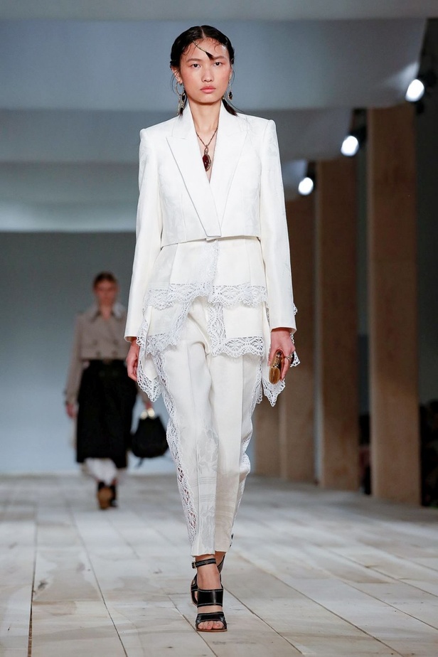 اسبوع الموضة في باريس 2019 مجموعة الملابس الجاهزة من ألكسندر ماكوين لربيع وصيف 2020