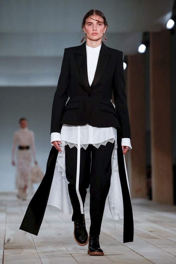 اسبوع الموضة في باريس 2019 مجموعة الملابس الجاهزة من ألكسندر ماكوين لربيع وصيف 2020