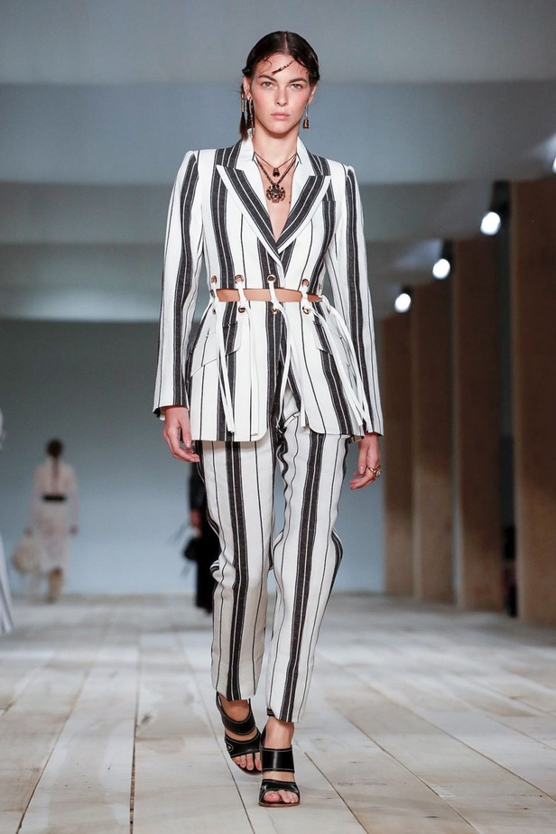 اسبوع الموضة في باريس 2019 مجموعة الملابس الجاهزة من ألكسندر ماكوين لربيع وصيف 2020