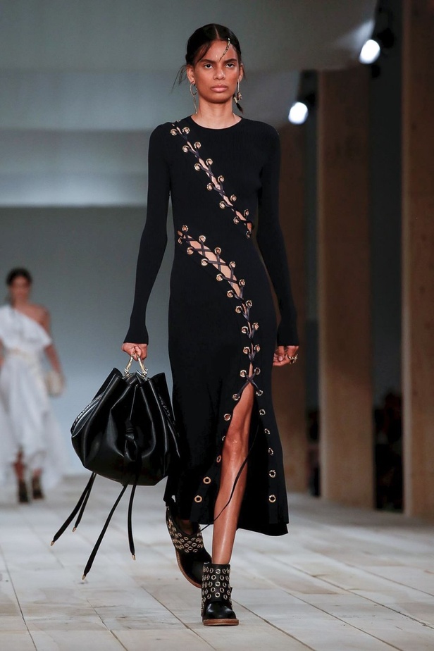 اسبوع الموضة في باريس 2019 مجموعة الملابس الجاهزة من ألكسندر ماكوين لربيع وصيف 2020