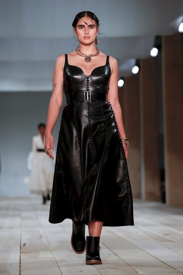 اسبوع الموضة في باريس 2019 مجموعة الملابس الجاهزة من ألكسندر ماكوين لربيع وصيف 2020