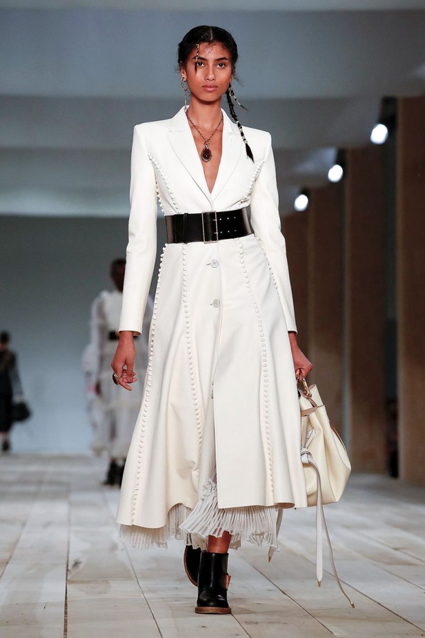 اسبوع الموضة في باريس 2019 مجموعة الملابس الجاهزة من ألكسندر ماكوين لربيع وصيف 2020