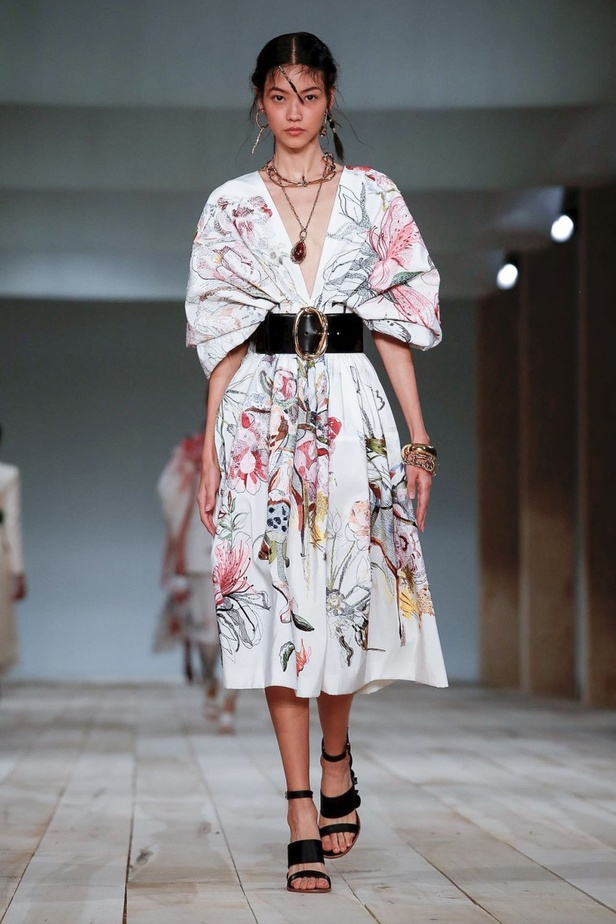 اسبوع الموضة في باريس 2019 مجموعة الملابس الجاهزة من ألكسندر ماكوين لربيع وصيف 2020