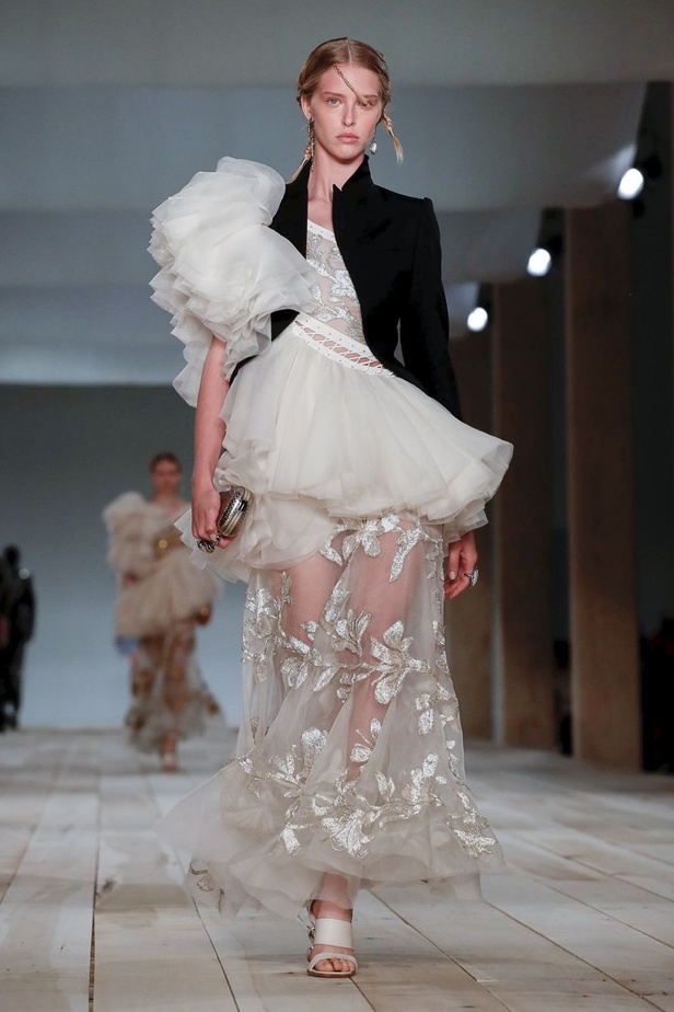 اسبوع الموضة في باريس 2019 مجموعة الملابس الجاهزة من ألكسندر ماكوين لربيع وصيف 2020